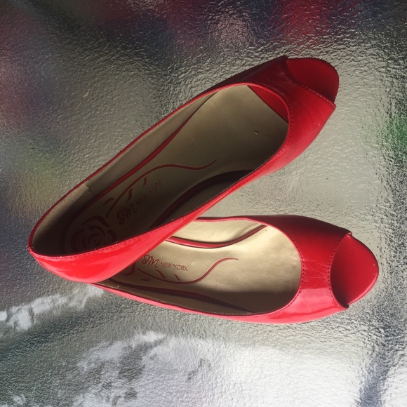 Red patent leather peep toe shoes 7 - Picture 4 of 8
